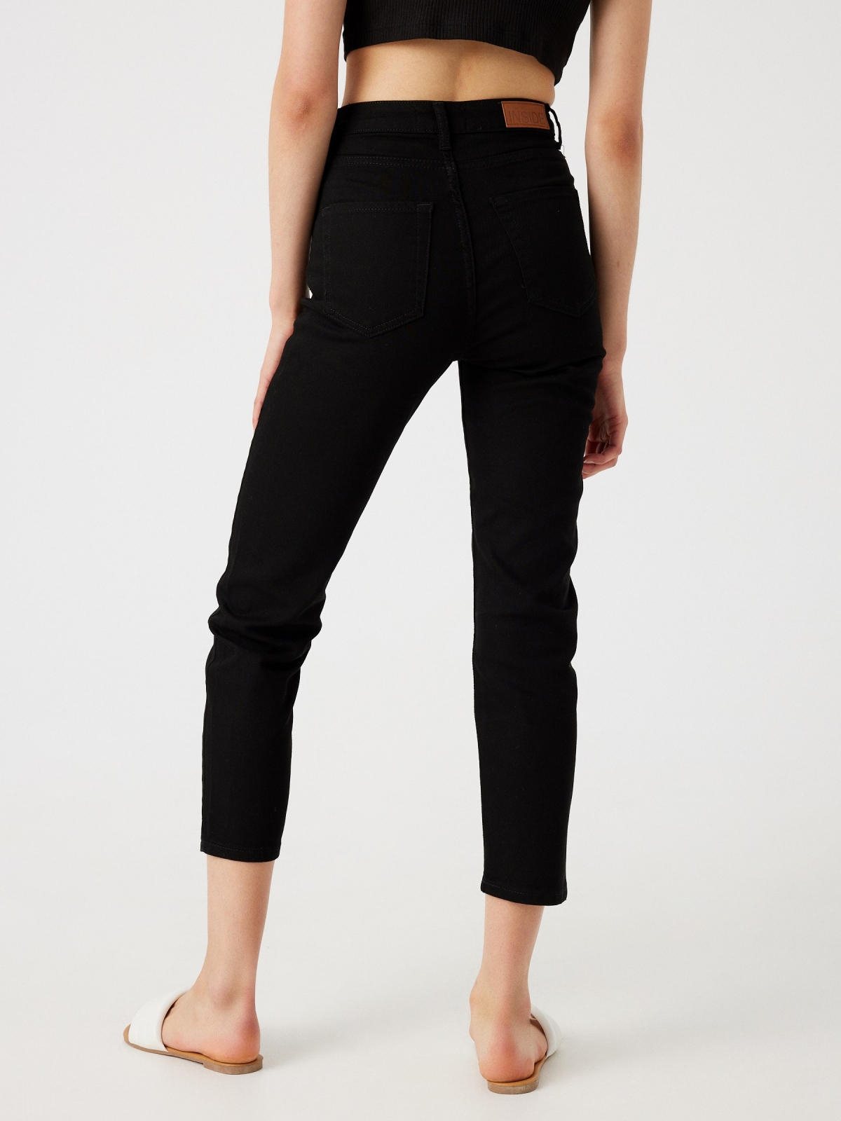 Mom jeans com cinco bolsos preto vista meia traseira