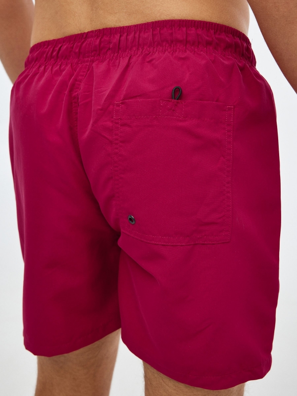 Maiô básico com bolsos vermelho vista detalhe
