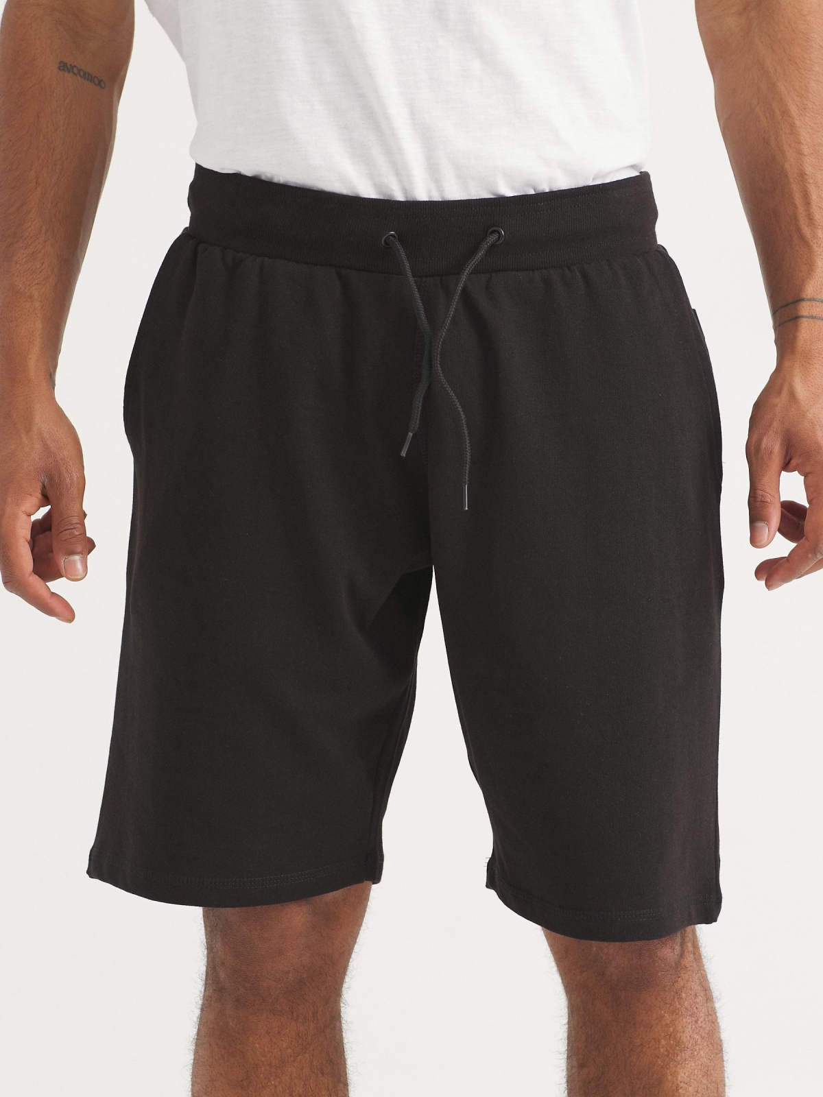 Basic jogger bermuda shorts black middle front view