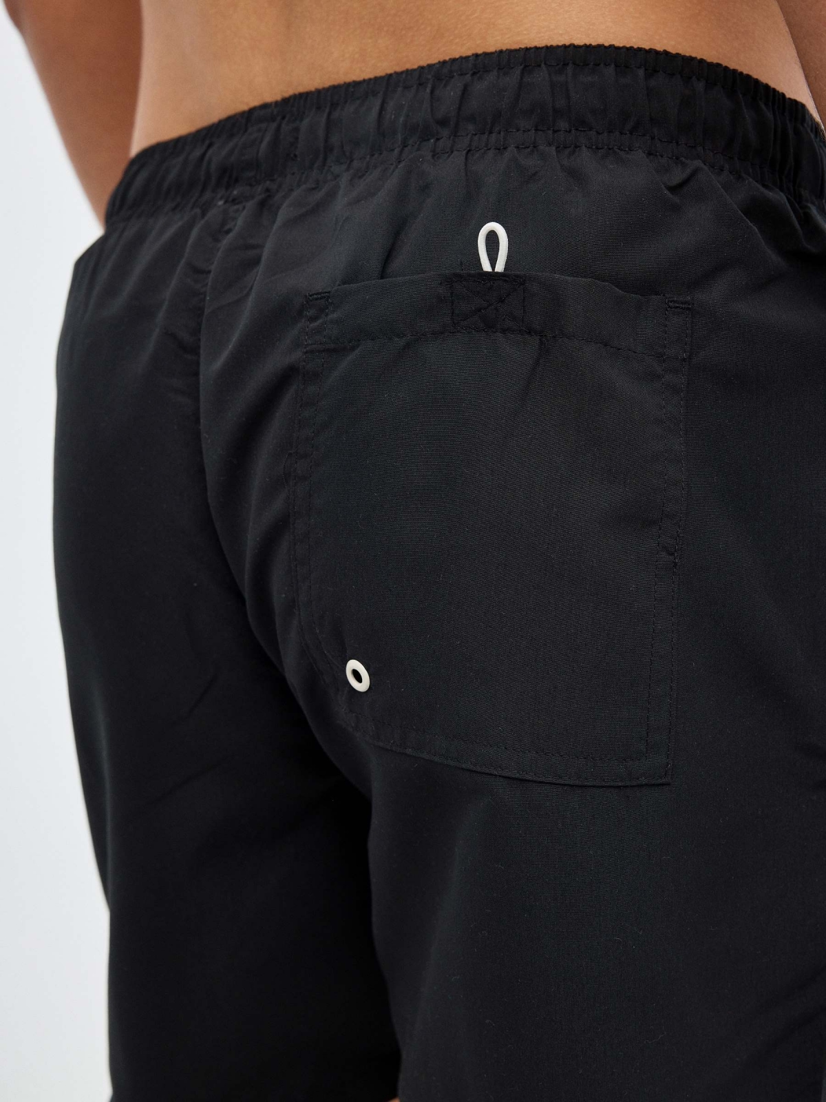 Maiô básico com bolsos preto vista detalhe
