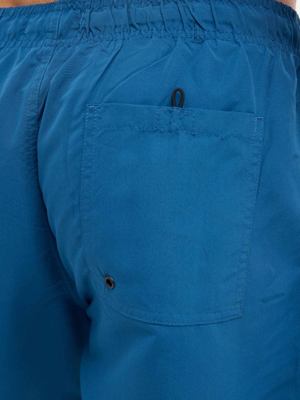 Maiô básico com bolsos azul eléctrico vista detalhe
