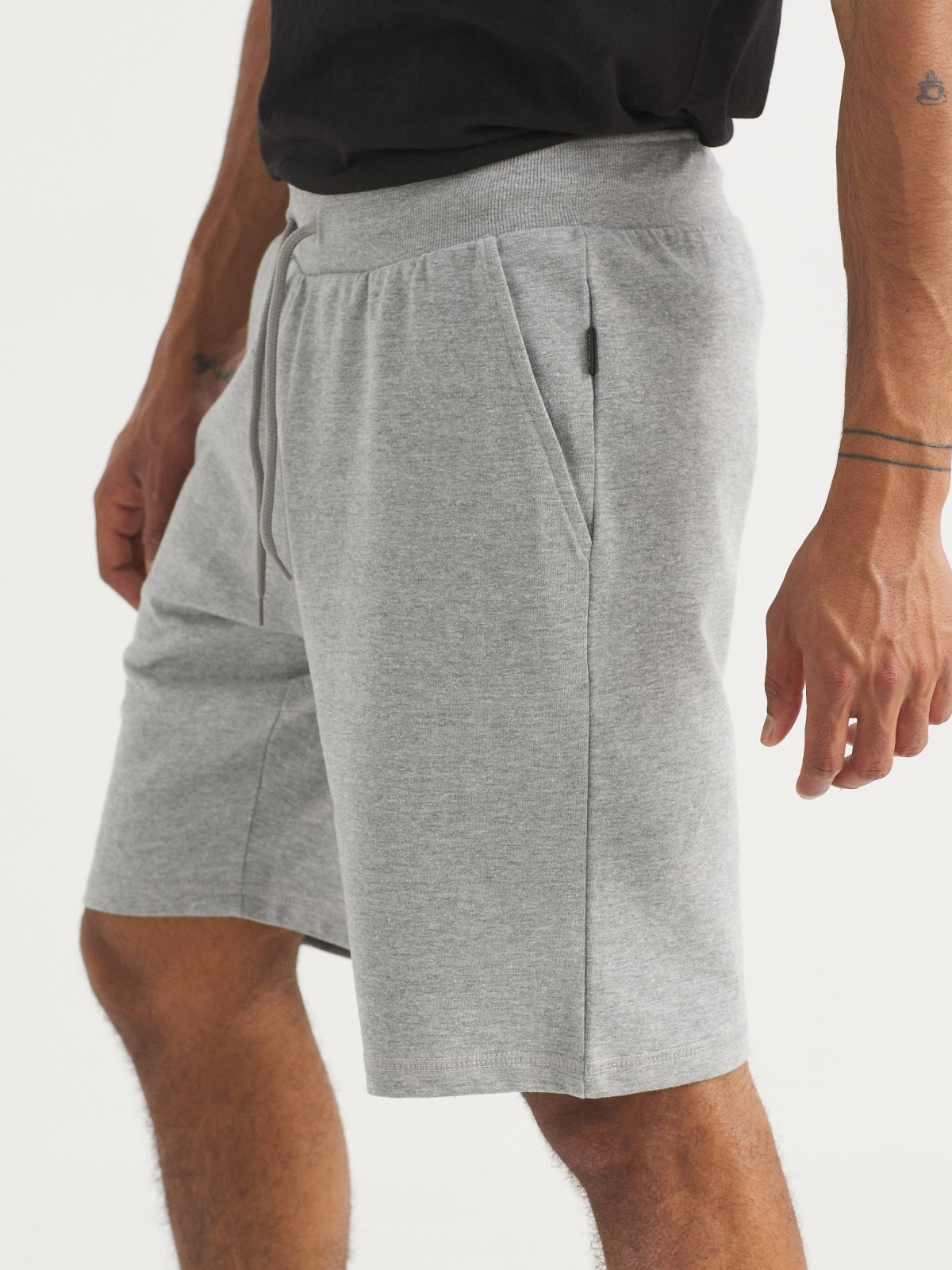 Basic jogger bermuda shorts grey detail view
