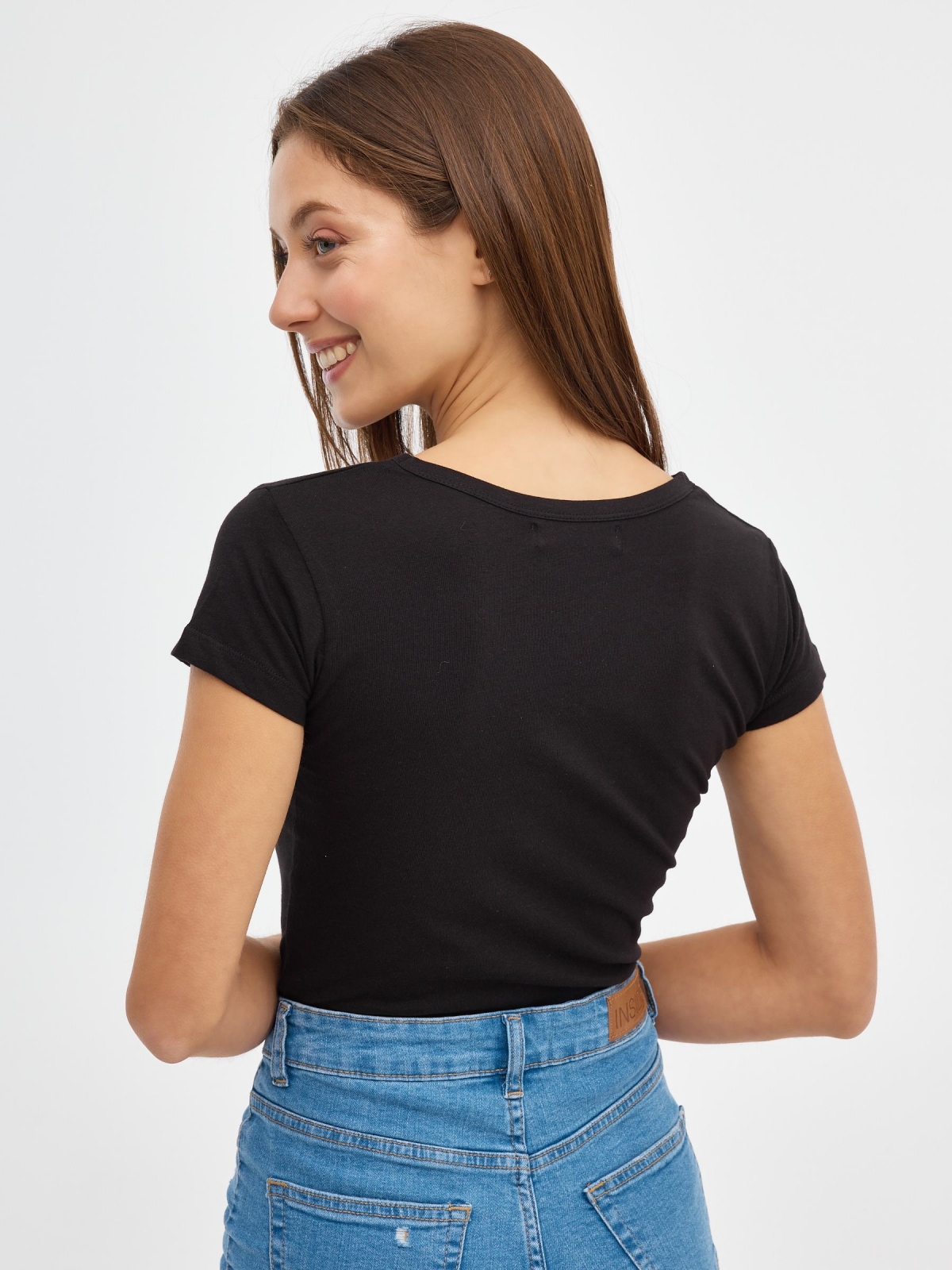 T-shirt básica decote em V preto vista meia traseira