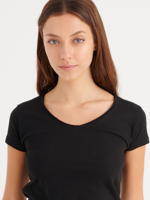 Basic v-neck t-shirt black detail view
