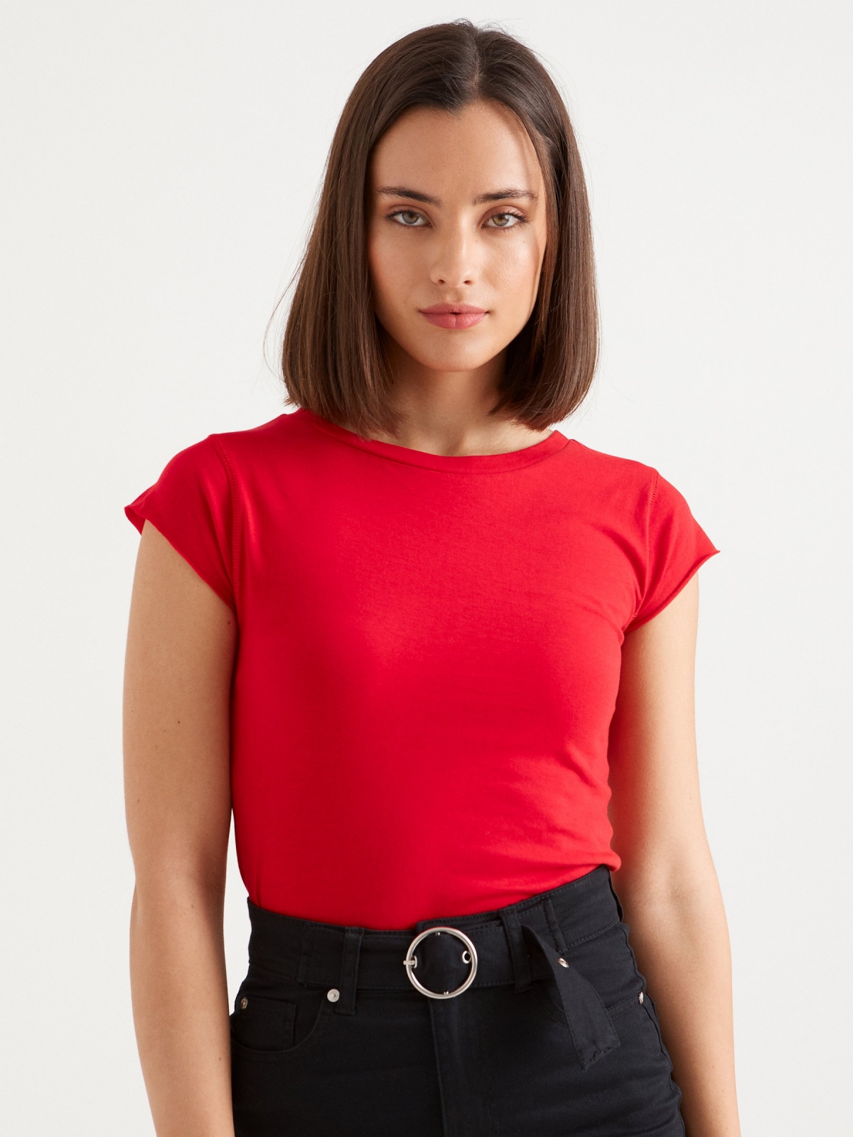 Basic round neck t-shirt red middle front view