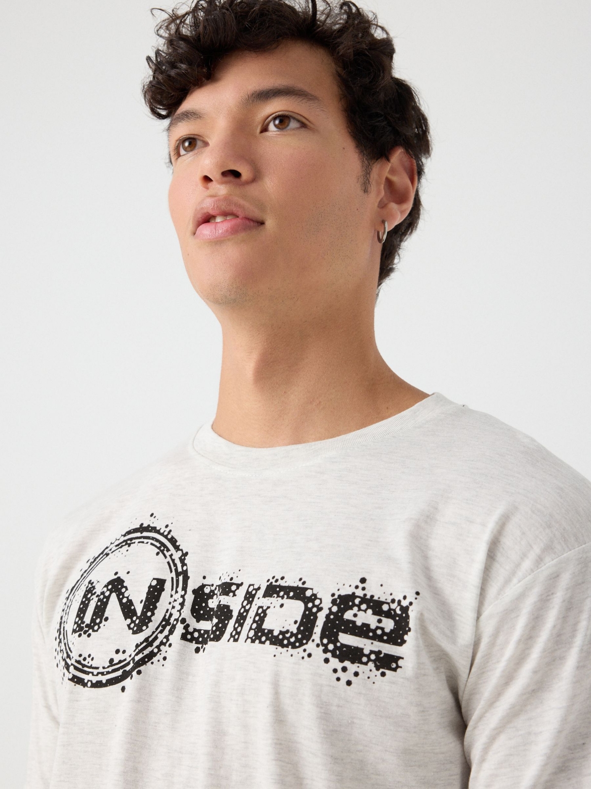 T-shirt com estampa Inside cinza claro vista detalhe