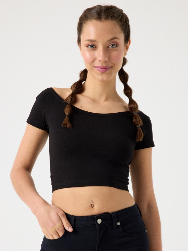 Basic cropped t-shirt black middle front view