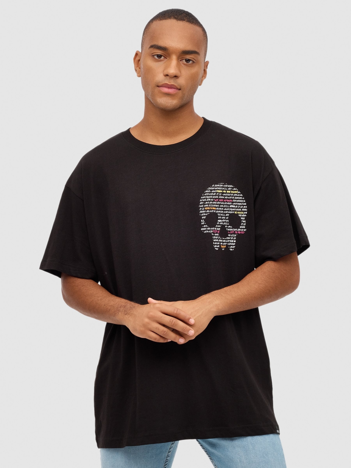 T-shirt oversize com caveira preto vista meia frontal