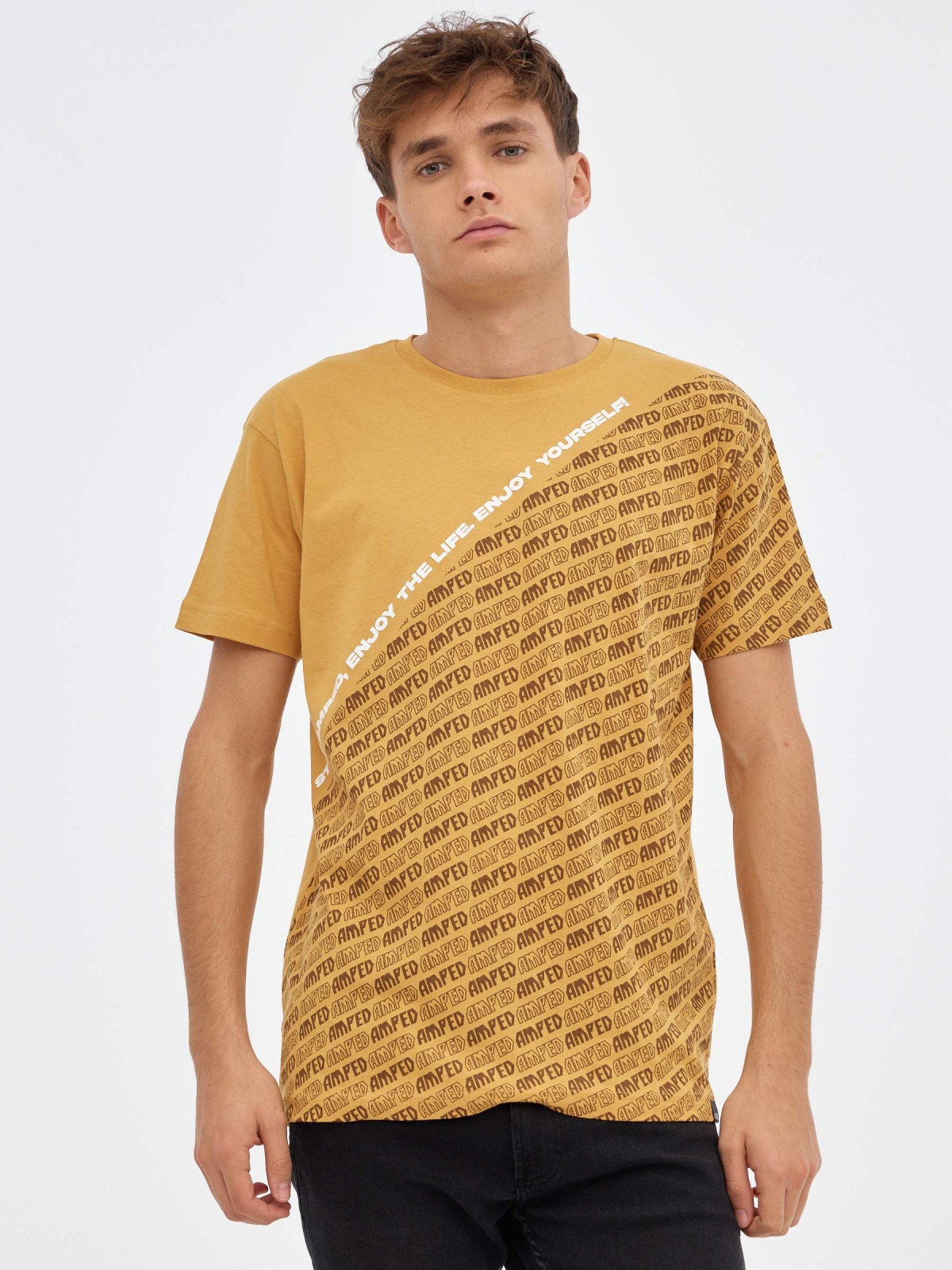 T-shirt com texto na diagonal ocre vista meia frontal