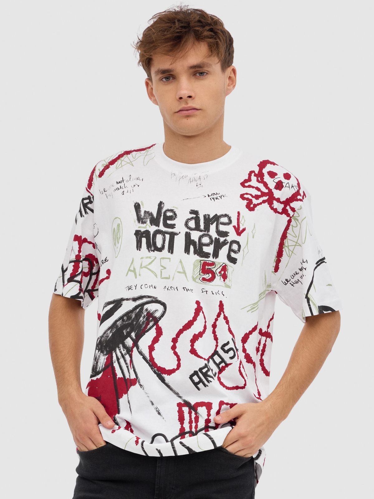 T-shirt com graffiti de extraterrestres branco vista meia frontal