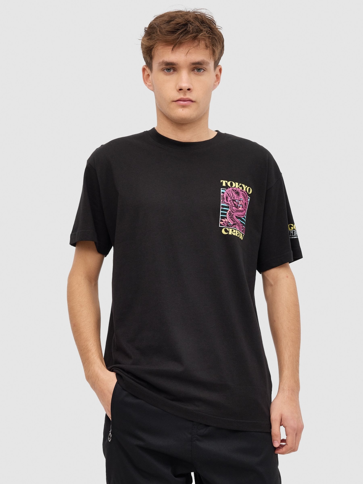 T-shirt dragão japonês preto vista meia frontal