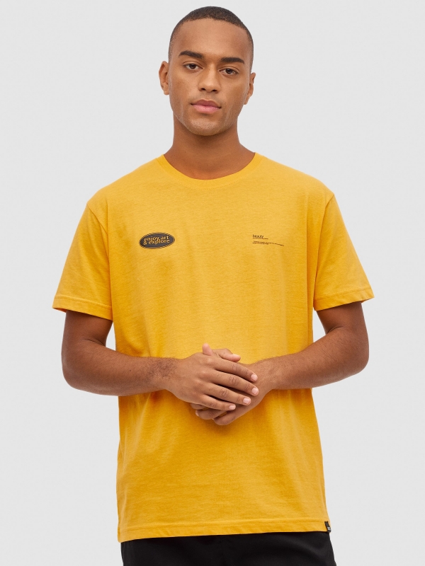 T-shirt com esculturas de graffiti amarelo pastel vista meia frontal
