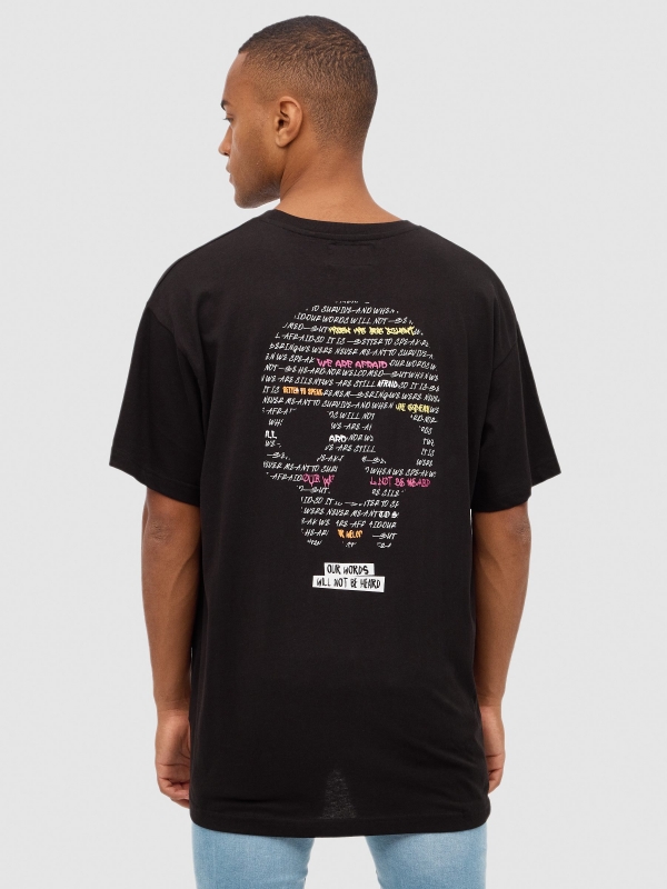 Camiseta calavera texto oversize negro vista media trasera