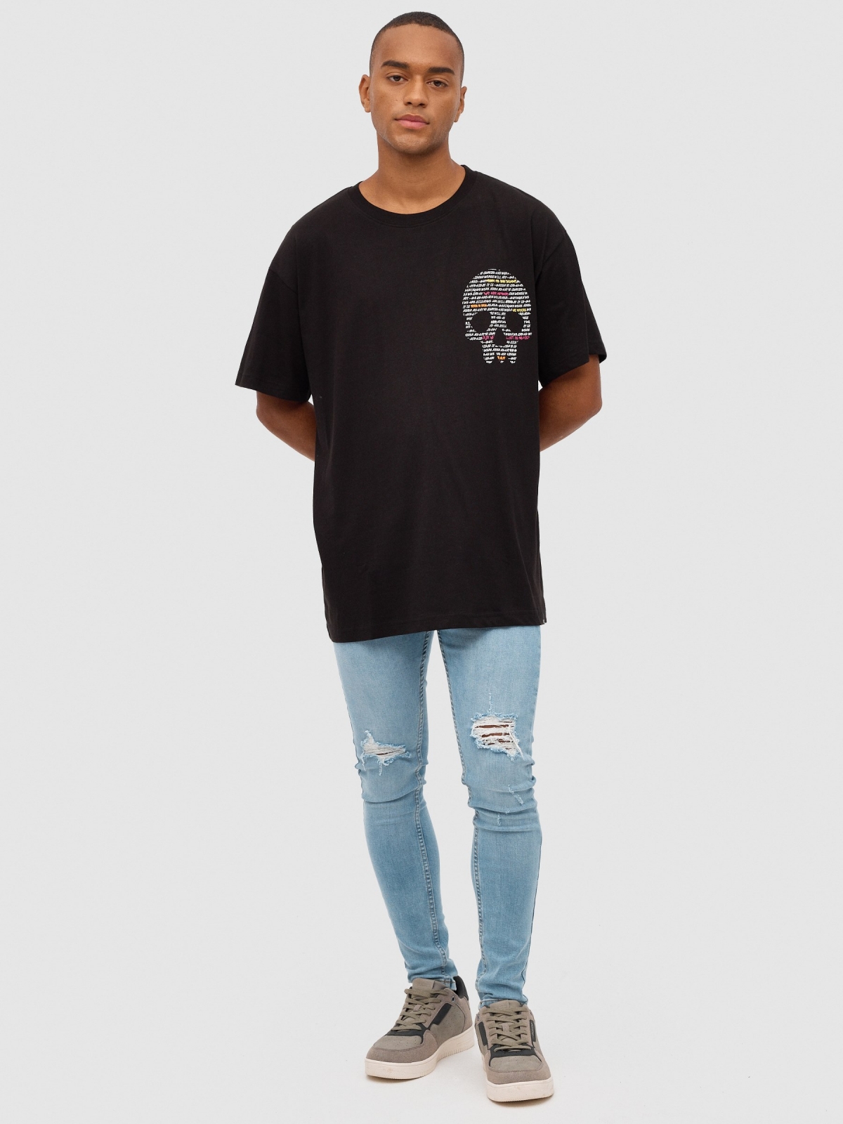 Camiseta calavera texto oversize negro vista general frontal