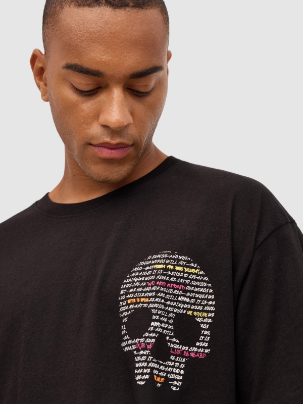 Camiseta calavera texto oversize negro vista detalle
