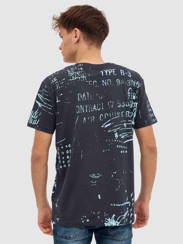 T-shirt com gráfico de caveira cinza escuro vista meia traseira