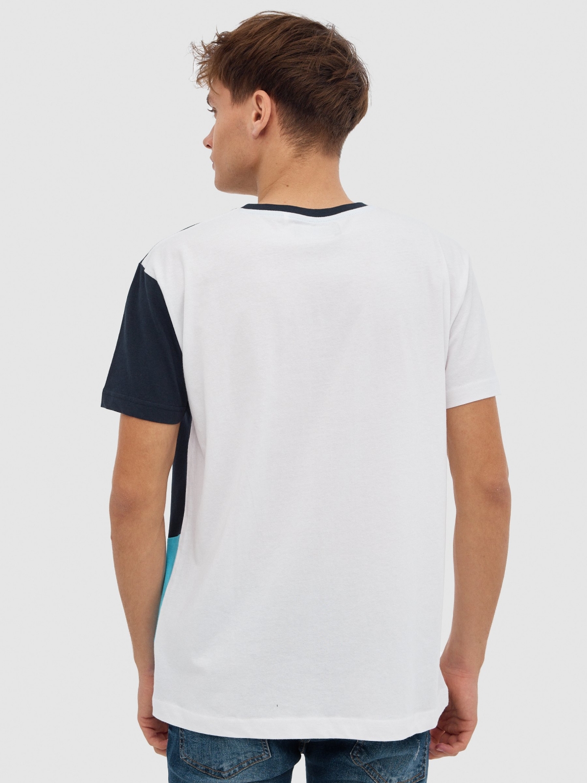 T-shirt color block branco vista meia traseira