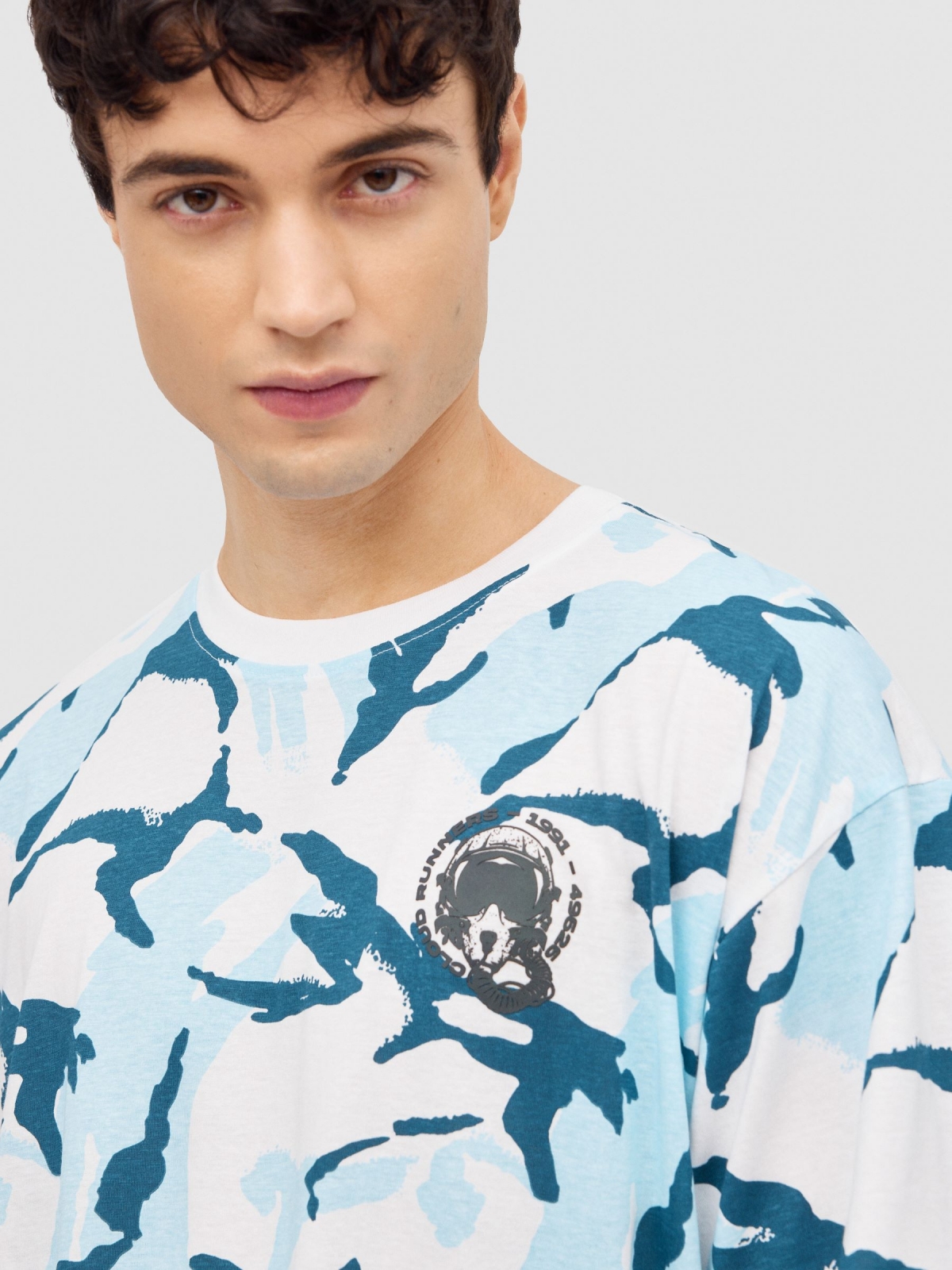 T-shirt de camuflagem azul branco vista detalhe