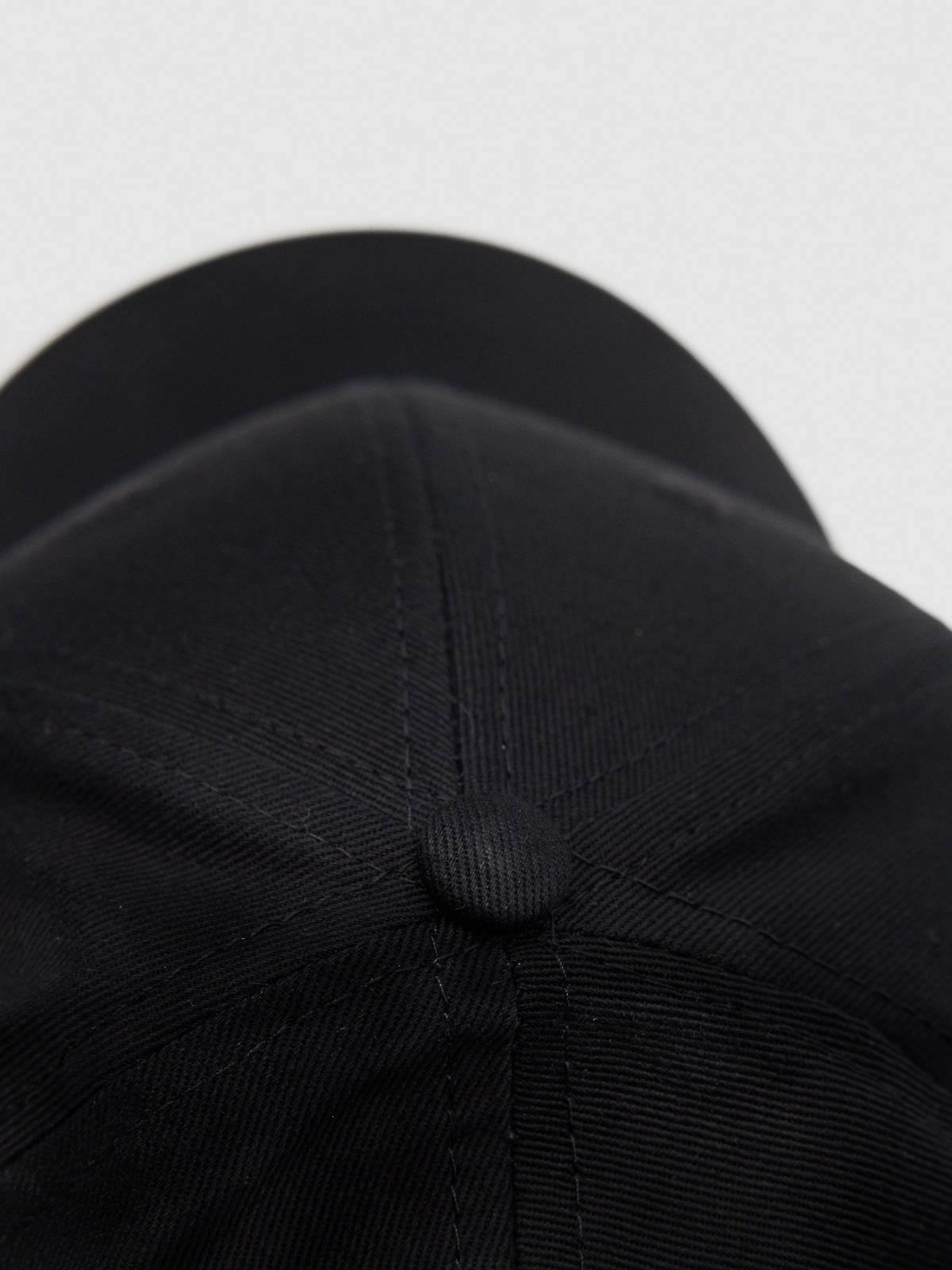 Gorra INSIDE básica negro vista detalle