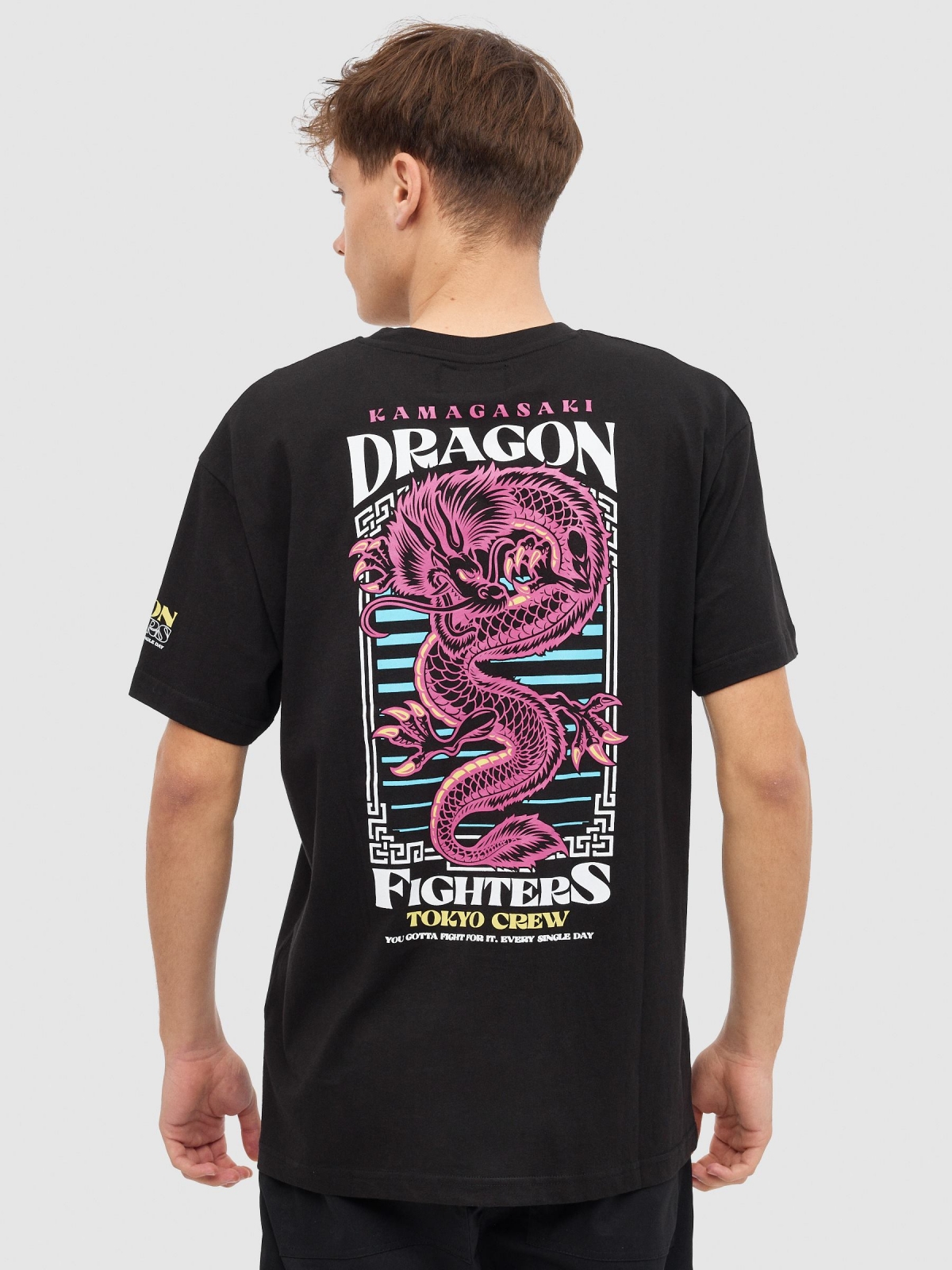 T-shirt dragão japonês preto vista meia traseira