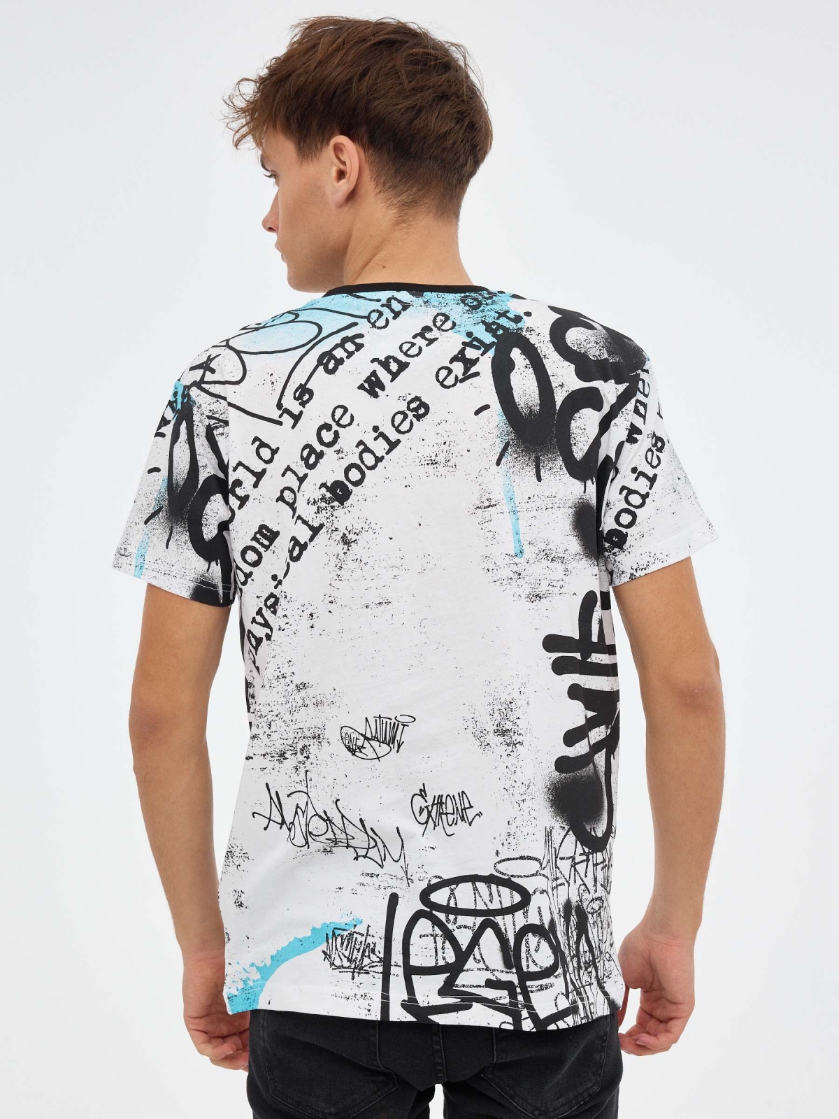 T-shirt com texto urbano branco vista meia traseira