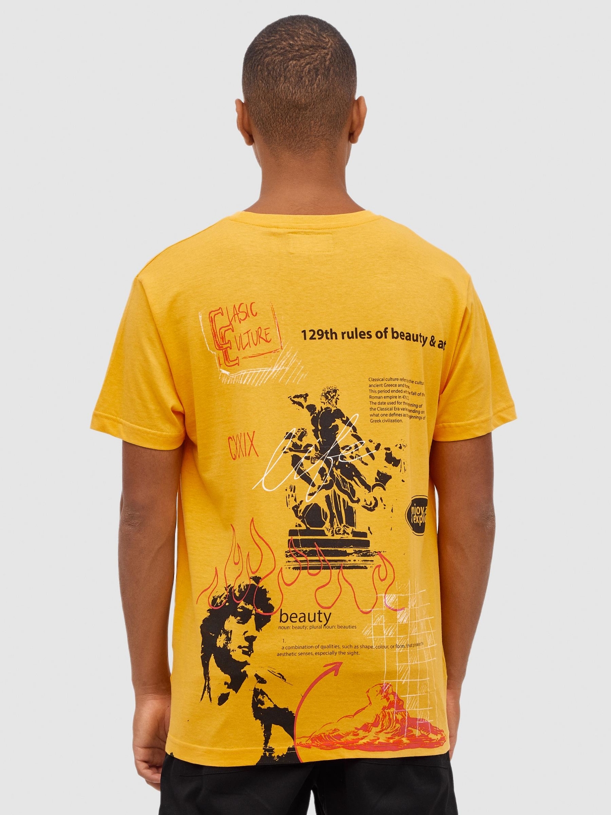 T-shirt com esculturas de graffiti amarelo pastel vista meia traseira