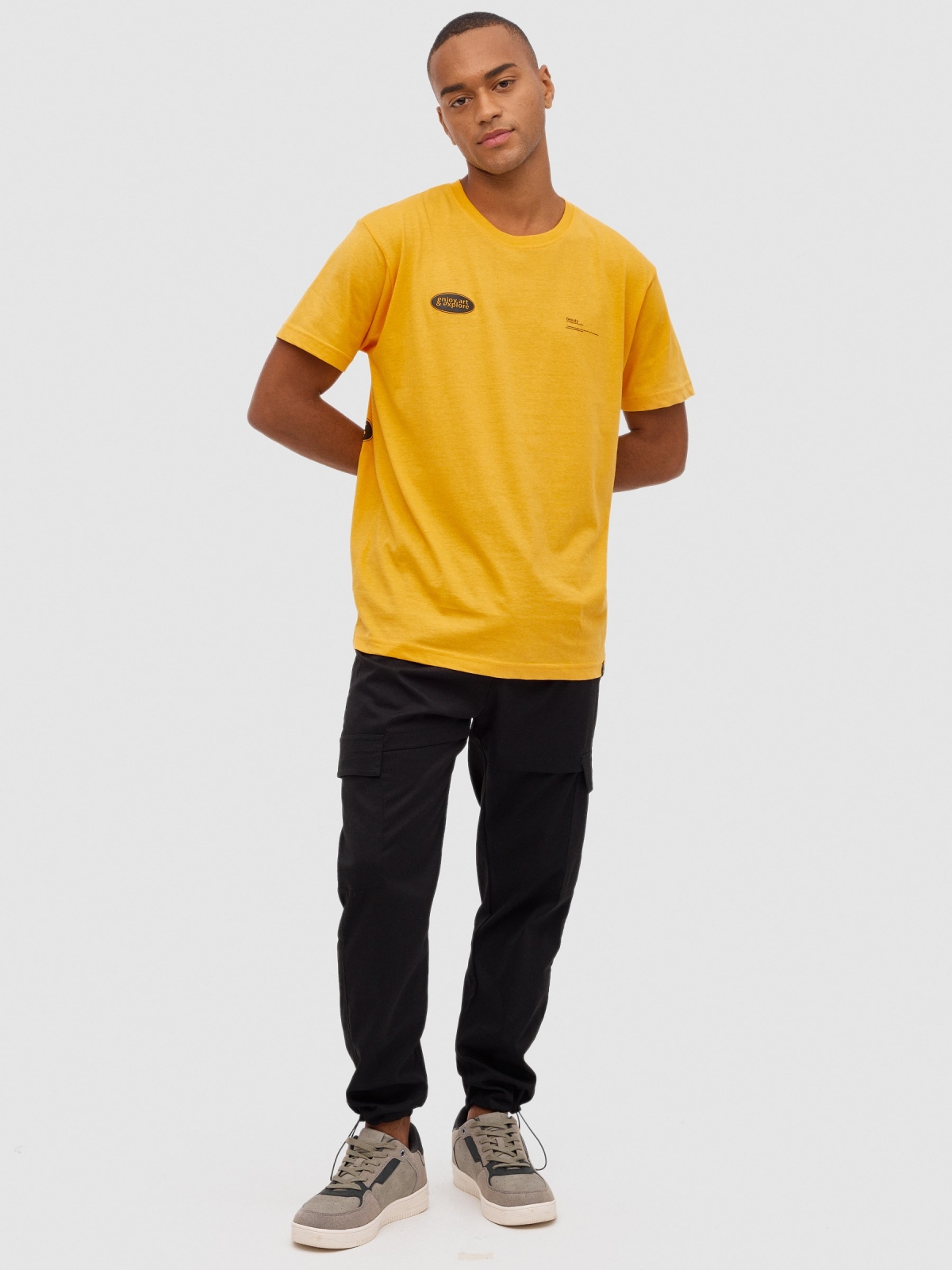 T-shirt com esculturas de graffiti amarelo pastel vista geral frontal
