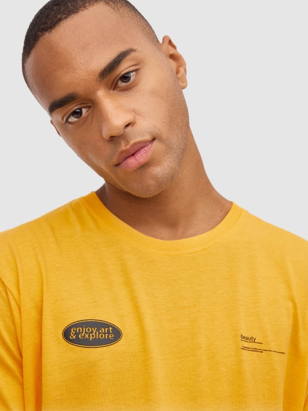 T-shirt com esculturas de graffiti amarelo pastel vista detalhe