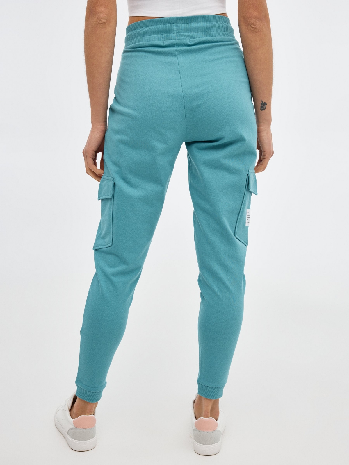 Pantalón jogger de felpa verde azulado vista media trasera
