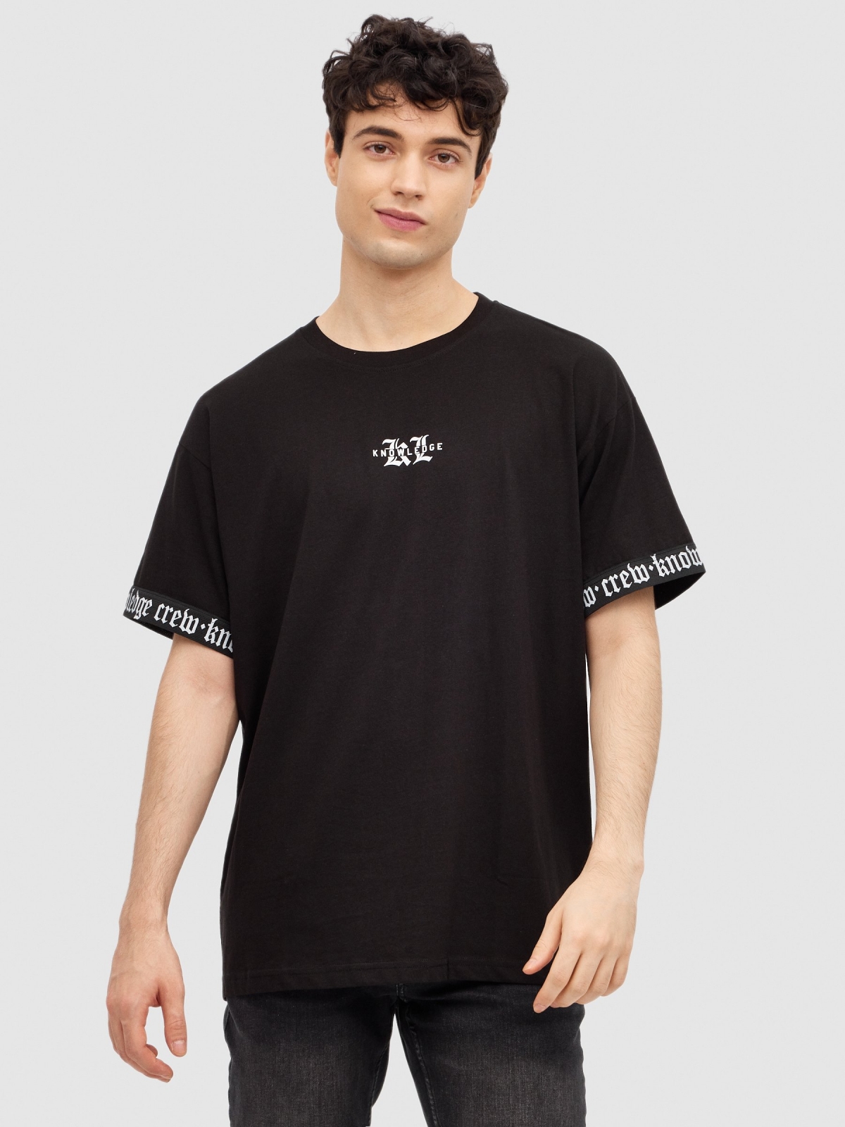 T-shirt com punhos elásticos preto vista meia frontal