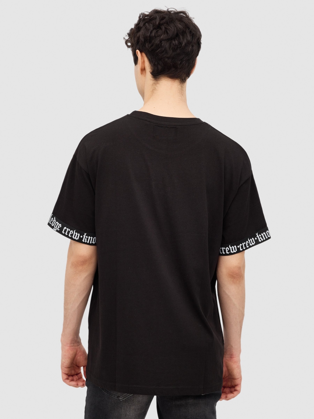 T-shirt com punhos elásticos preto vista meia traseira