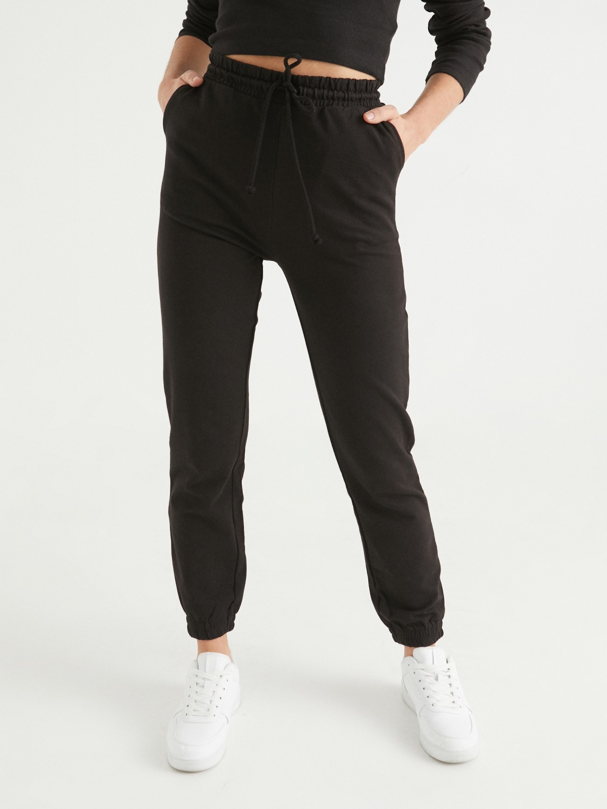 Basic joggers black middle front view