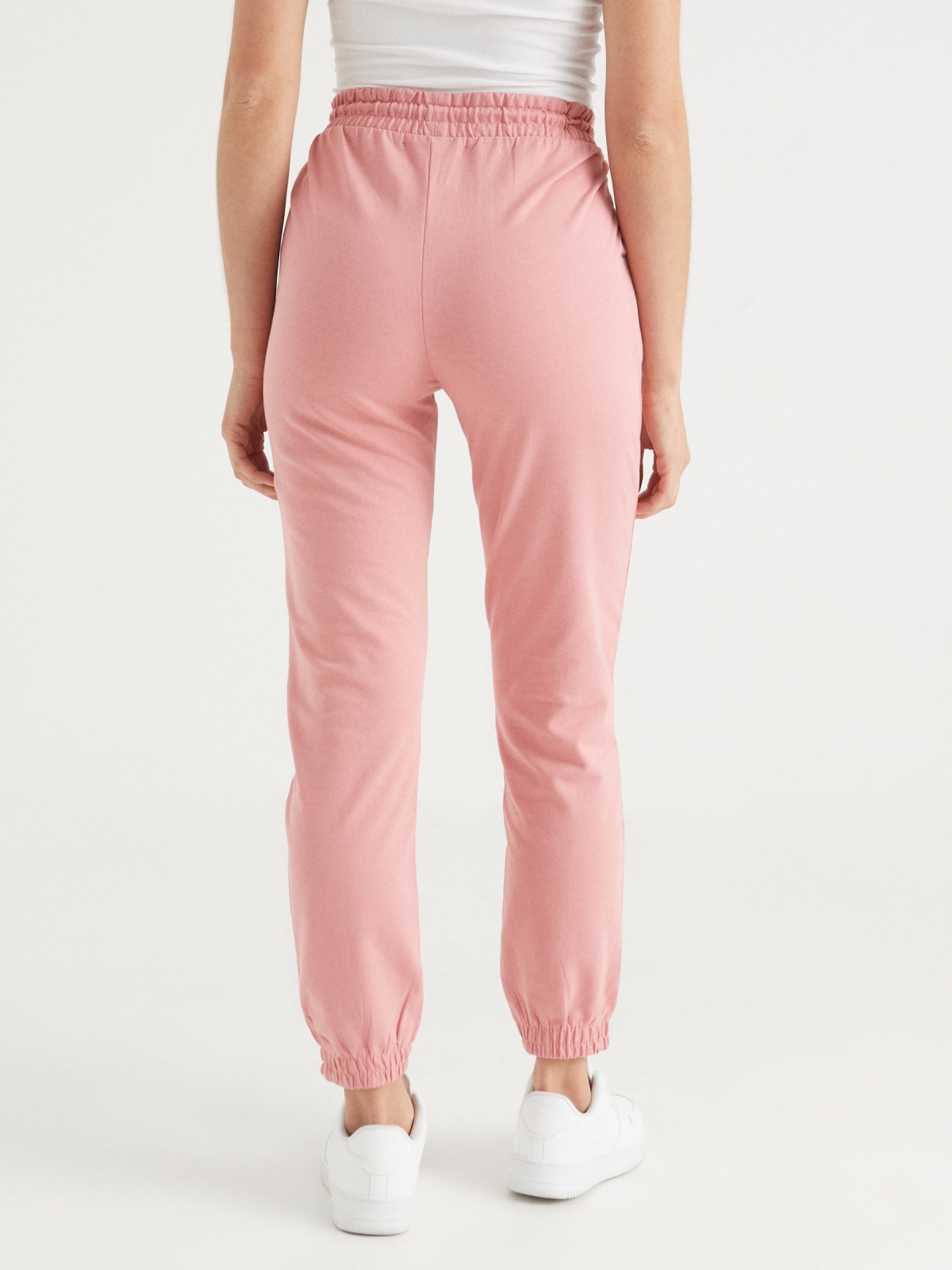 Pantalón jogger básico rosa claro vista media trasera