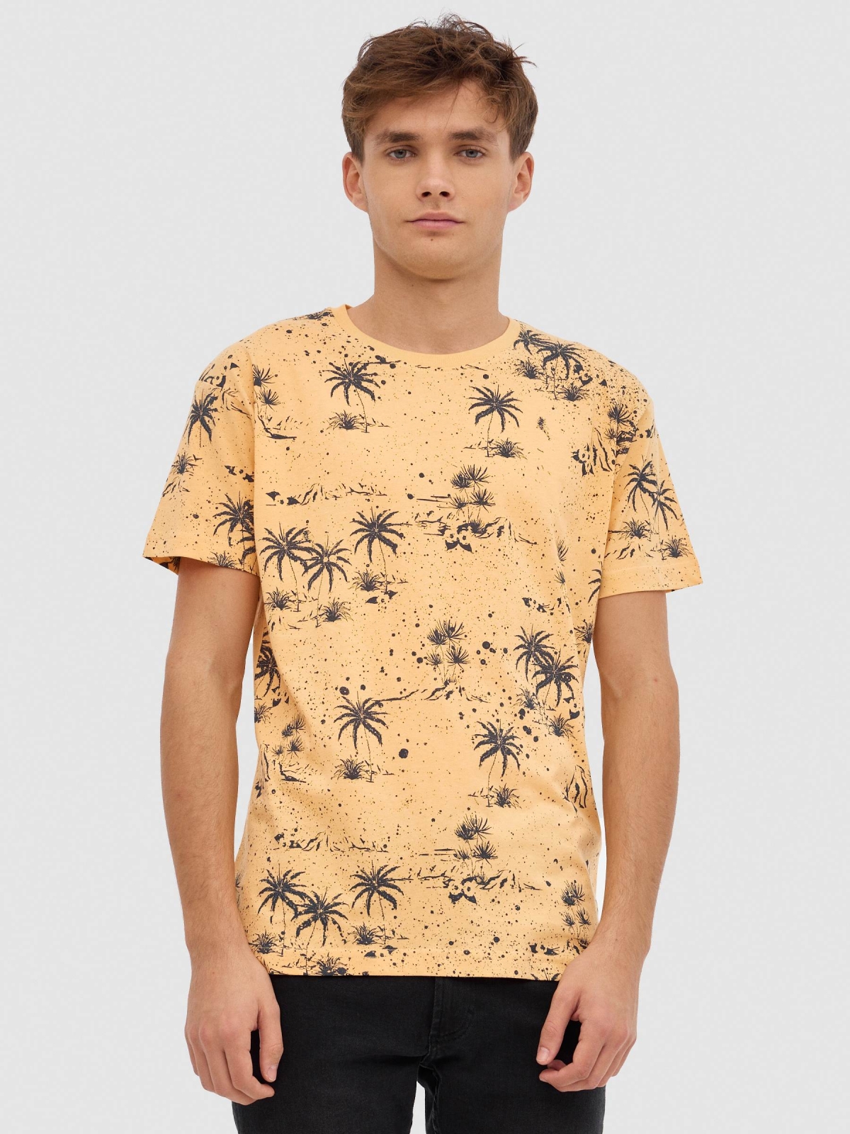 Camiseta palmeras amarillo vista media frontal