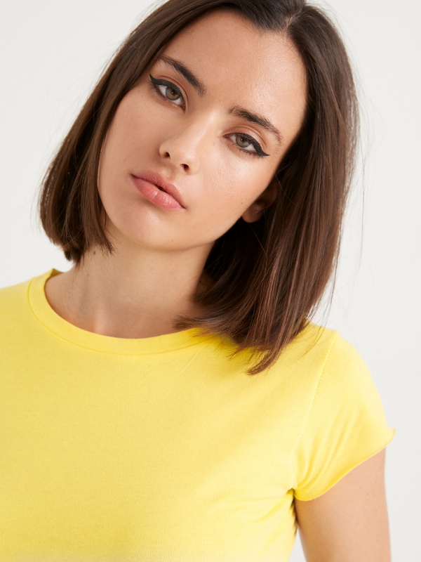 T-shirt básica de gola redonda amarelo vista detalhe