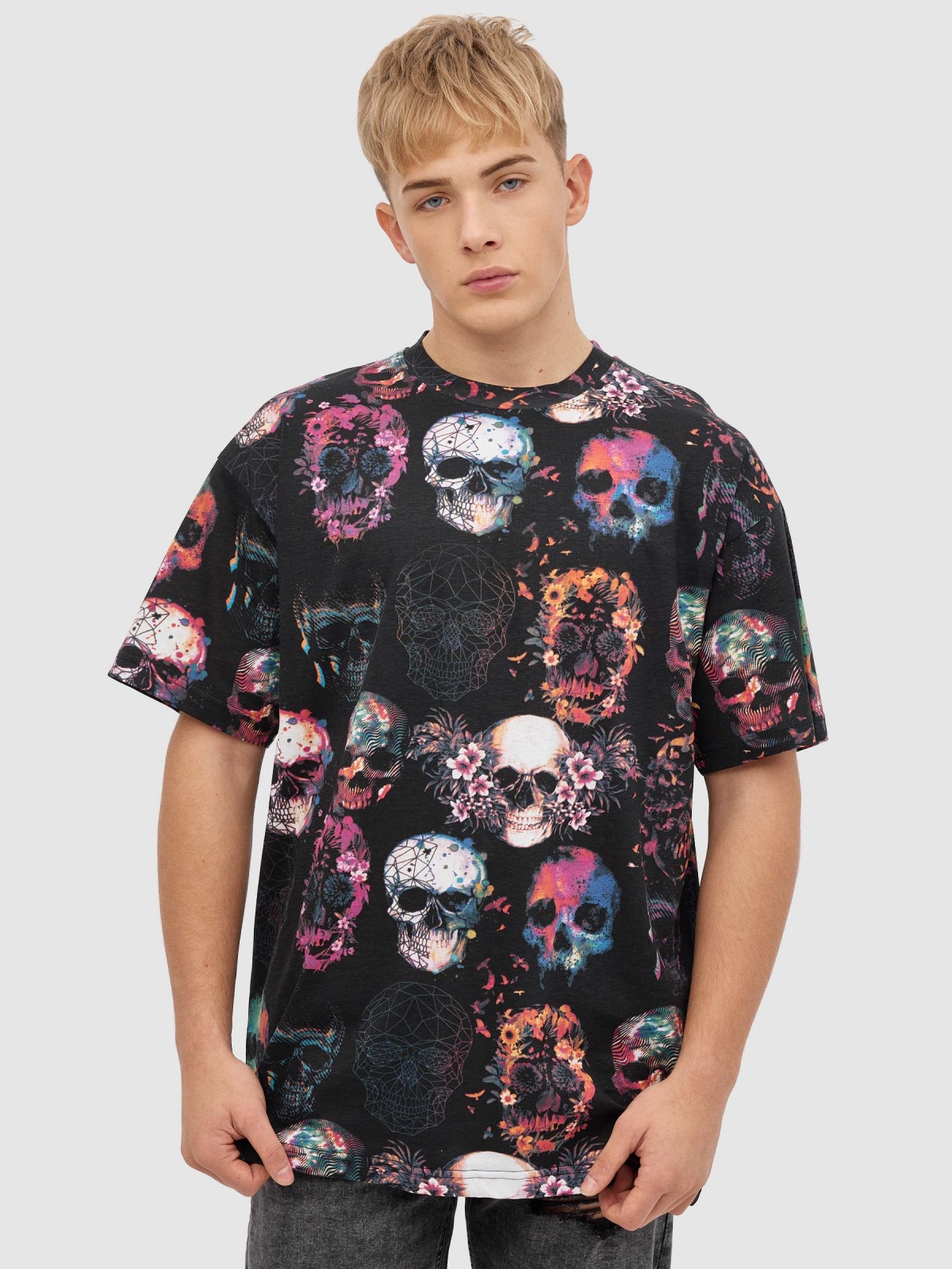 T-shirt multicolorida com caveira preto vista meia frontal