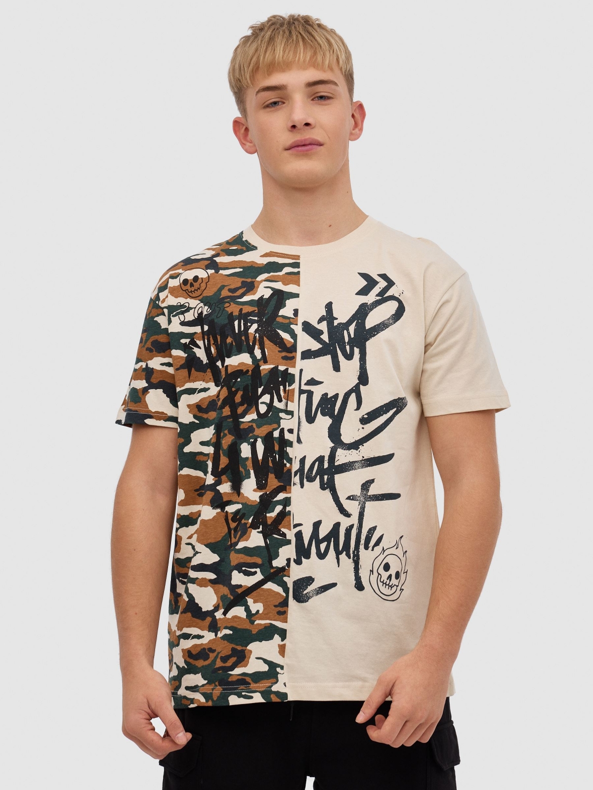 T-shirt de camuflagem com graffiti areia vista meia frontal