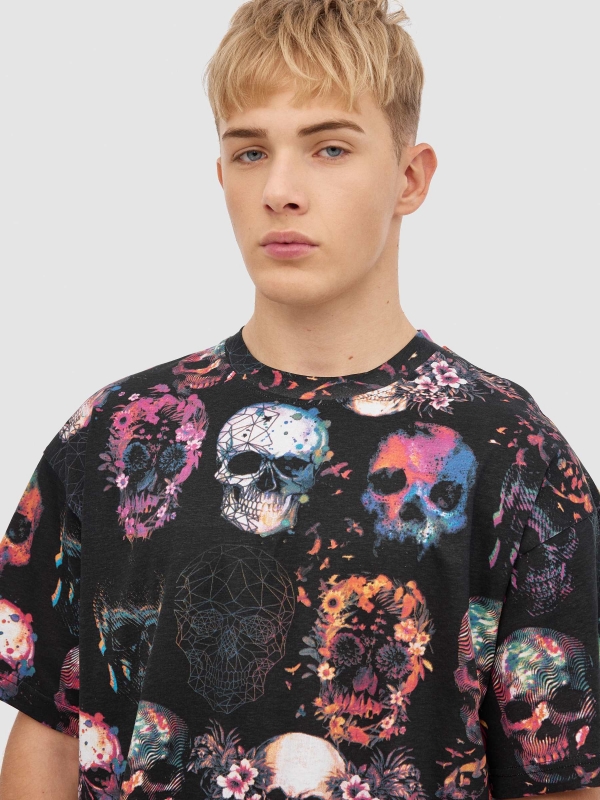 T-shirt multicolorida com caveira preto vista detalhe