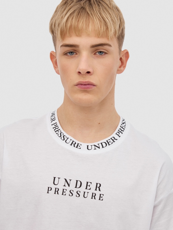 T-shirt "Under pressure" branco vista detalhe