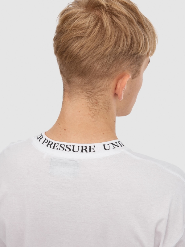 Camiseta under pressure blanco vista detalle