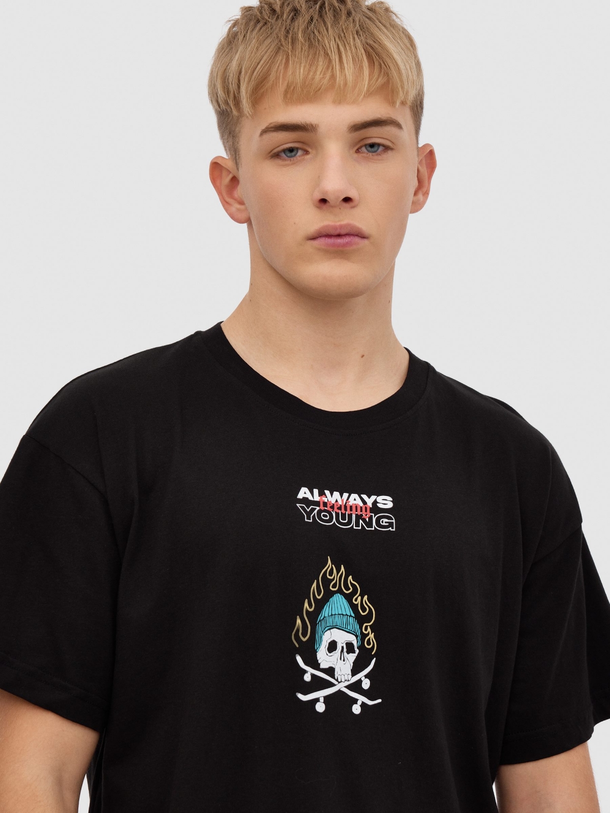 Camiseta calavera skater negro vista detalle