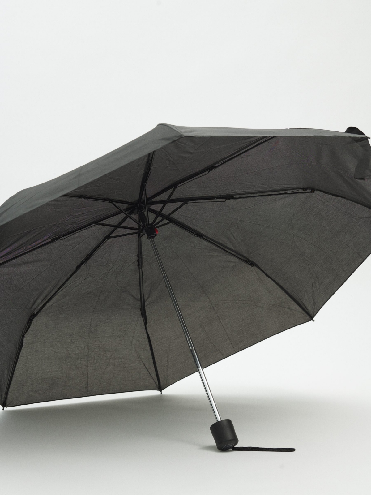 Guarda-chuva dobrável preto primeiro plano com modelo