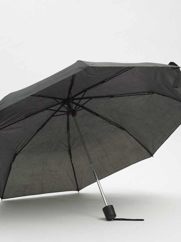 Paraguas plegable negro primer plano con modelo