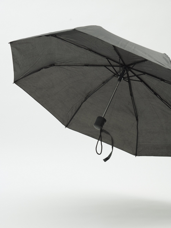 Paraguas plegable negro vista aérea