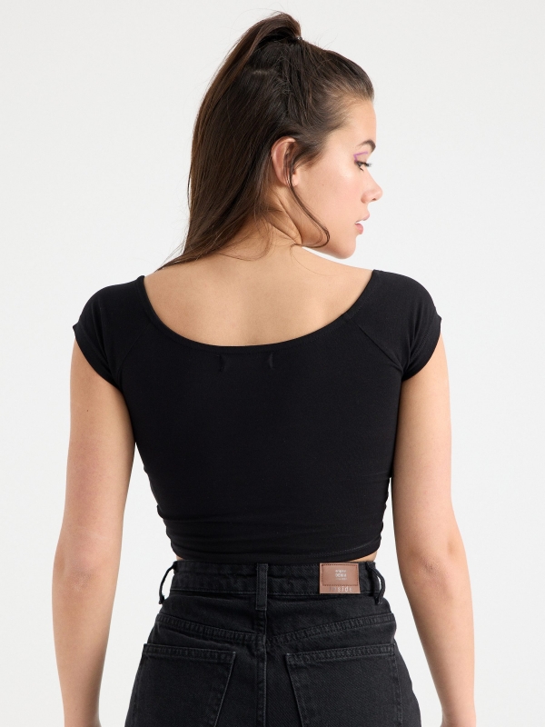 Camiseta curta com franzido preto vista meia traseira