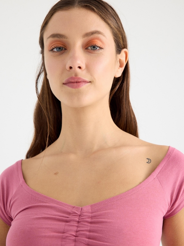 Camiseta curta com franzido rosa pó vista detalhe