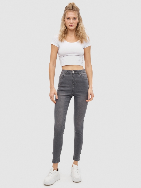 Jeans cinzentas de mid rise rasgadas cinza claro vista geral frontal