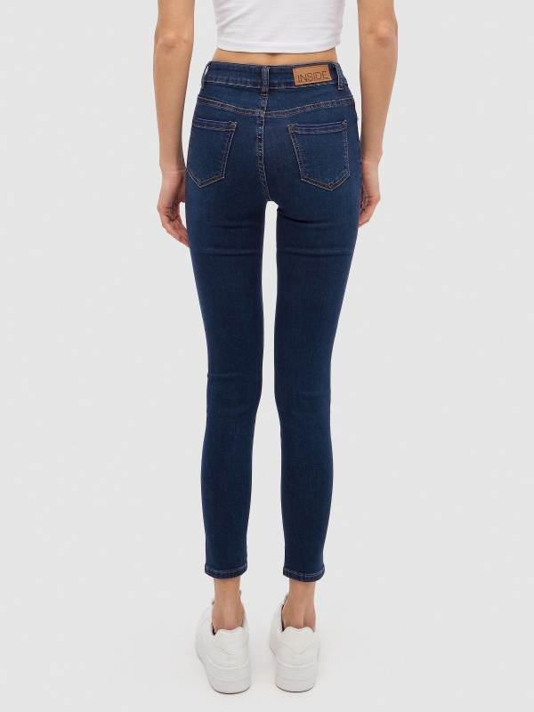 Jeans básicas de cintura média azul escuro vista meia traseira