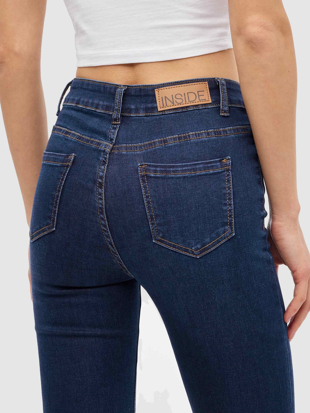 Jeans básicas de cintura média azul escuro vista detalhe