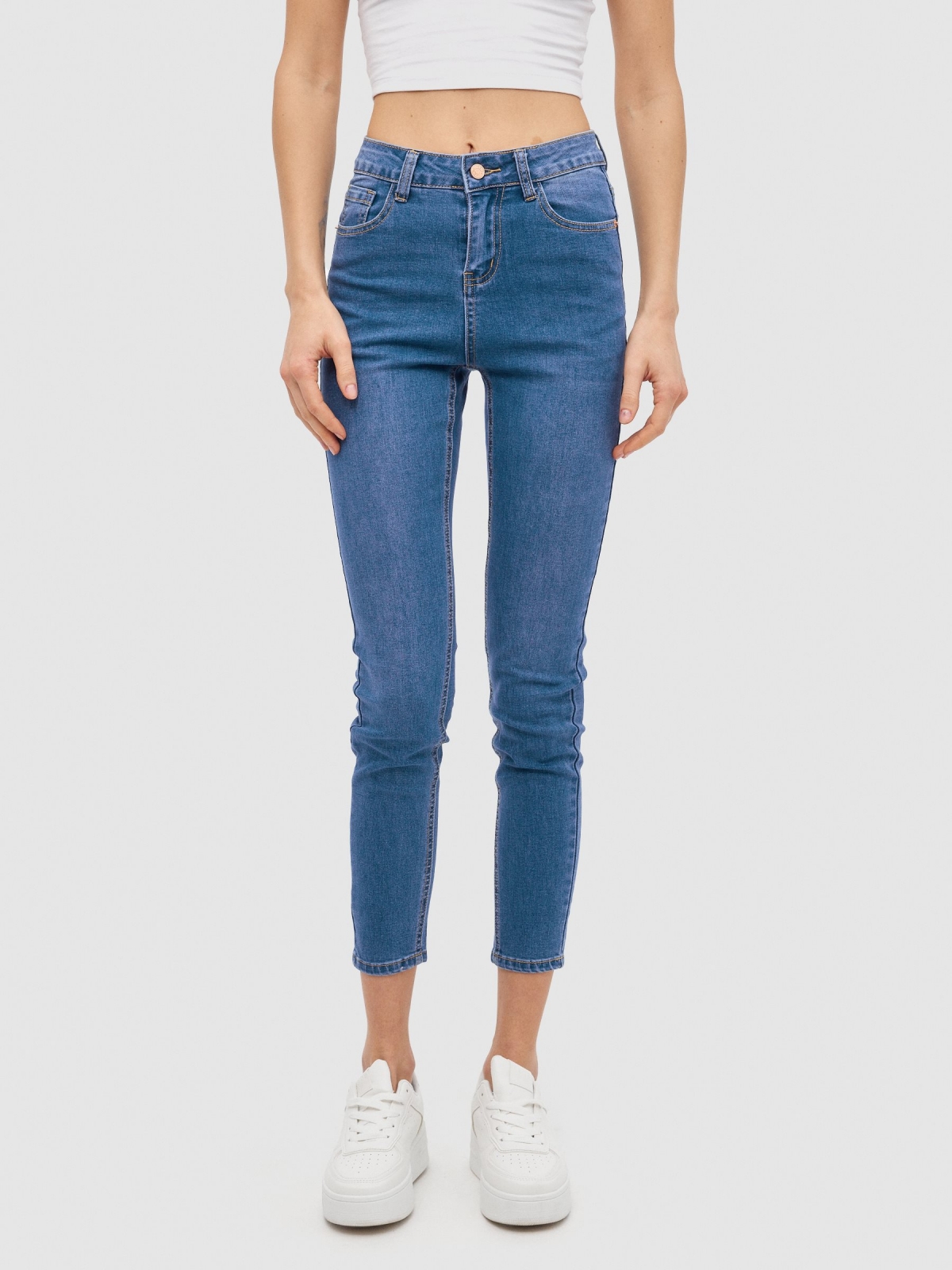 Jeans skinny básicas de cintura média azul vista meia frontal